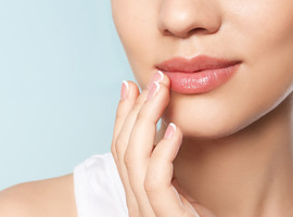 笑顔の印象を左右する口角の大切さを表現した写真。自然な微笑みが好印象を与える口元をイメージしている