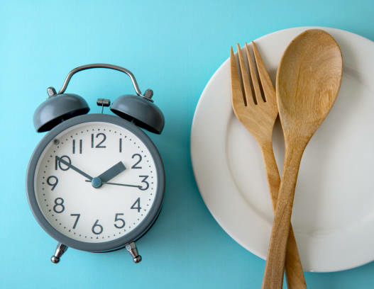 ファスティングの時間管理を表現したイメージ