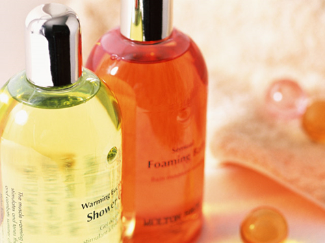 透明感のあるボトルに入ったヘアケアアイテムの写真。華やかで心地よいバスルームの雰囲気を演出