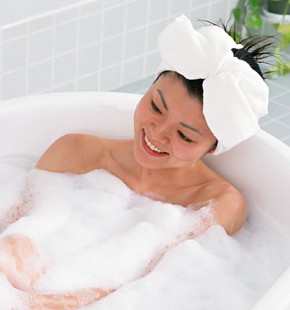 泡風呂に浸かりながらリラックスする女性の写真。身体を温めて血行を促進する入浴のイメージ